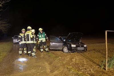 Nufringen: PKW kracht gegen einen Baum und landet im Acker - Fahrer schwer verletzt