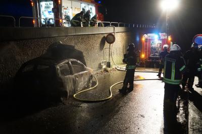 Wiesensteig A8 - Schrottauto brennt aus Auf einem Parkplatz bei Wiesensteig brannte am Montag ein Fiat.