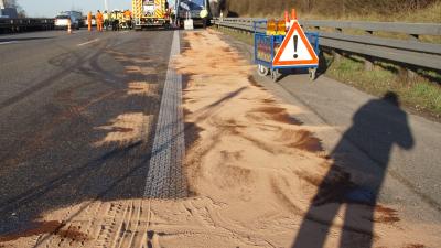 Ludwigsburg: Auffahrunfall zweier Lkw - Gefahrgut ausgelaufen