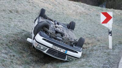 Dietlingen: Pkw ueberschlaegt sich auf Glatter Fahrbahn und kommt von Fahrbahn ab