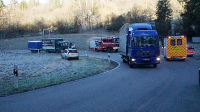 Dietlingen: Pkw ueberschlaegt sich auf Glatter Fahrbahn und kommt von Fahrbahn ab