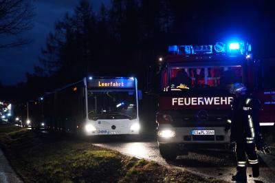 Plochingen: Sturm laesst Baum auf Landstrasse fallen - Berufsverkehr und Busse blockiert