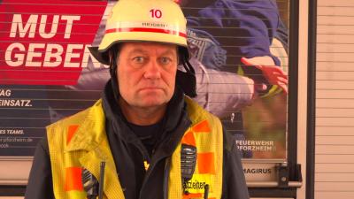 Pforzheim: O-Ton - Windboee durch Unwetter kippt Lkw zur Seite - zwei Pkw beschaedigt