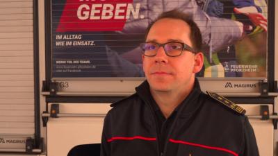 Pforzheim: O-Ton - Windboee durch Unwetter kippt Lkw zur Seite - zwei Pkw beschaedigt