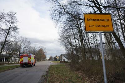 Baltmannsweiler-Hohengehren: Feuerwehr muss Baum in Richtung Weinstadt-Baach entfernen - Strasse nun voll gesperrt wegen Windbruchgefahr