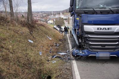 Oberstenfeld: Schwerer Verkehrsunfall, Porsche kommt von der STrasse ab und Kracht in einen LKW 2 Schwerstverletzte 
