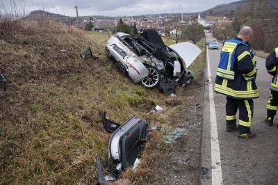 Oberstenfeld: Schwerer Verkehrsunfall, Porsche kommt von der STrasse ab und Kracht in einen LKW 2 Schwerstverletzte 