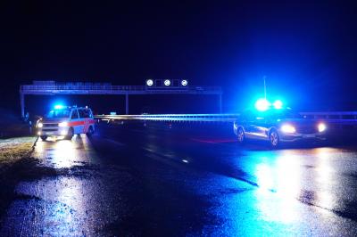 Neuhausen/A8: Toedlicher Unfall - Sattelzug kommt von Fahrbahn und kippt um  