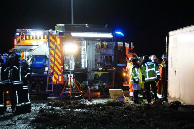 Neuhausen/A8: Toedlicher Unfall - Sattelzug kommt von Fahrbahn und kippt um  