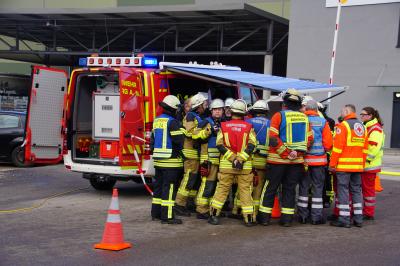 Freiberg- Beihinge: Autobrand greft auf gebaeude ueber und setzt dieses in Vollbrand