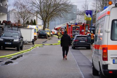 Freiberg- Beihinge: Autobrand greft auf gebaeude ueber und setzt dieses in Vollbrand