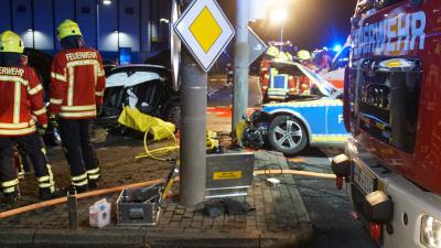 Niefern: auf der B10 der Atlantiskreuzung kam es zu einem schweren Zusammenstoss - drei Personen Verletzt