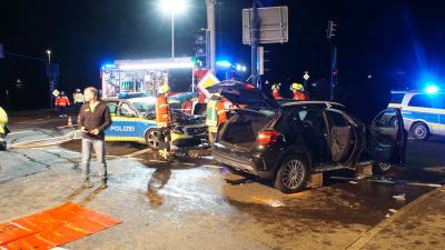 Niefern: auf der B10 der Atlantiskreuzung kam es zu einem schweren Zusammenstoss - drei Personen Verletzt