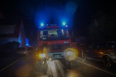 Weil der Stadt - Muenklingen: Dachstuhlbrand am fruehen Montagmorgen fordert die Feuerwehr