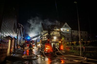 Weil der Stadt - Muenklingen: Dachstuhlbrand am fruehen Montagmorgen fordert die Feuerwehr
