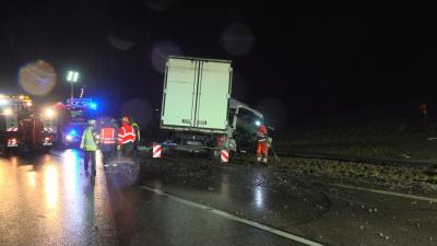 Pforzheim: Lkw faehrt gegen Leitplanke und kommt von Fahrbahn ab - mehrere Verletzte