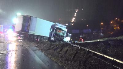 Pforzheim: Lkw faehrt gegen Leitplanke und kommt von Fahrbahn ab - mehrere Verletzte
