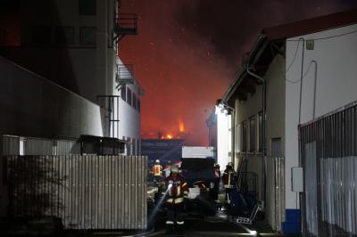 Donzdorf: Vollbrand einer Schreinerei - 110 Einsatzkraefte im Einsatz