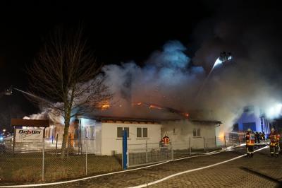 Donzdorf: Vollbrand einer Schreinerei - 110 Einsatzkraefte im Einsatz