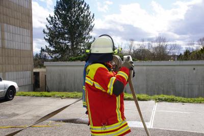 Boennigheim: Brand im Mehrfamilienhaus, Bewohner ueber Drehleiter gerettet