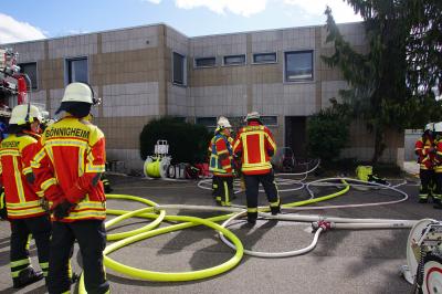 Boennigheim: Brand im Mehrfamilienhaus, Bewohner ueber Drehleiter gerettet