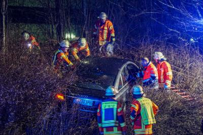 Reichenbach a.d. Fils: Pkw faehrt Boeschung hinauf und droht abzurutschen