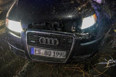 Reichenbach a.d. Fils: Pkw faehrt Boeschung hinauf und droht abzurutschen