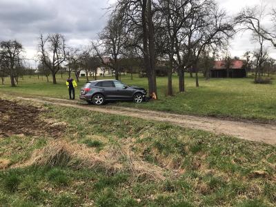 Filderstadt-Sielmingen: Pkw faehrt gegen Baum 