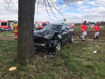 Filderstadt-Sielmingen: Pkw faehrt gegen Baum 