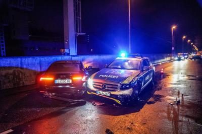 Esslingen: Streifenwagen rammt auf Einsatzfahrt Pkw - 2 Verletzte