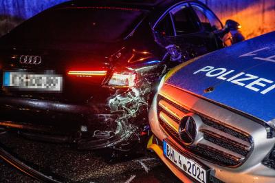 Esslingen: Streifenwagen rammt auf Einsatzfahrt Pkw - 2 Verletzte