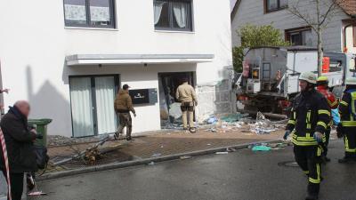 Birkenfeld: Lkw rollt in Wohnhaus beschaedigt 2 Haeuser
