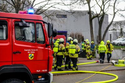 Kernen-Stetten: BMW stand in Diakonie Tiefgarage in Vollbrand - 1 Verletzter - mehrere Menschen evakuiert - Feuerwehr und Rettunsgdienst im Grosseinsatz