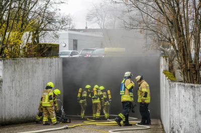Kernen-Stetten: BMW stand in Diakonie Tiefgarage in Vollbrand - 1 Verletzter - mehrere Menschen evakuiert - Feuerwehr und Rettunsgdienst im Grosseinsatz