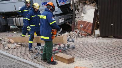 Birkenfeld: Lkw rollt in Wohnhaus beschaedigt 2 Haeuser