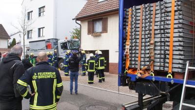 Birkenfeld: Lkw rollt in Wohnhaus beschaedigt 2 Haeuser