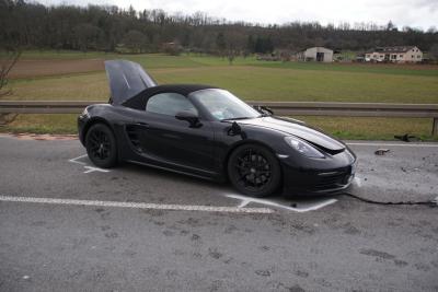 Vaihingen a.d. Enz: schwere Verkehrsunfall mit 2 verletzen, Dacia fliegt ueber Leitplanke in Graben