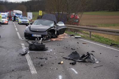 Vaihingen a.d. Enz: schwere Verkehrsunfall mit 2 verletzen, Dacia fliegt ueber Leitplanke in Graben