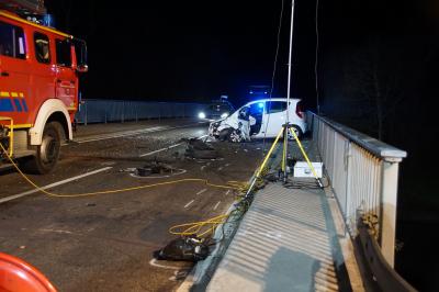 Freiberg a.N.: Schwerer Verkehrsunfall mit eingeklemmten Personen,3 Personen verletzt