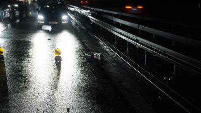 Niefern: Lkw faehrt gegen Leitplanke und reiisst sich Tank auf - Gefahrgut Einsatz Feuerwehr