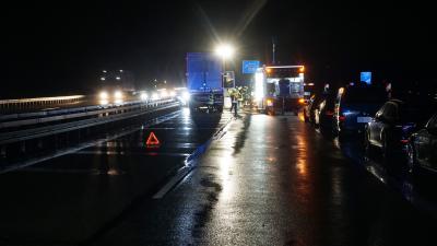 Niefern: Lkw faehrt gegen Leitplanke und reiisst sich Tank auf - Gefahrgut Einsatz Feuerwehr