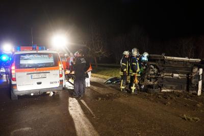 Ohmden: Pkw ueberschlaegt sich - zwei verletzte