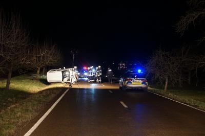Ohmden: Pkw ueberschlaegt sich - zwei verletzte