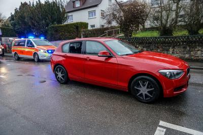 Nuertingen: Person erleidet waehrend der Fahrt medizinischen Notfall â€“ Passanten schlagen Scheibe ein und retten Person