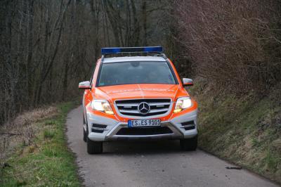 Esslingen: Traktorfahrer rutscht Hang hinunter