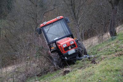 Esslingen: Traktorfahrer rutscht Hang hinunter