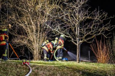 Wernau: Gartenhuette brennt vollstaendig nieder