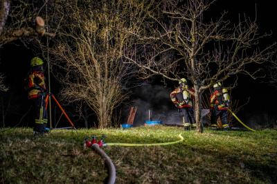 Wernau: Gartenhuette brennt vollstaendig nieder
