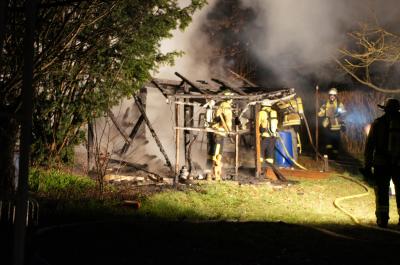 Nuertingen: Gartenhuette wird raub der Flammen