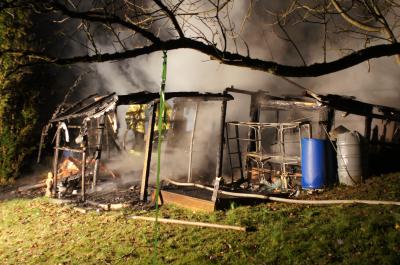 Nuertingen: Gartenhuette wird raub der Flammen
